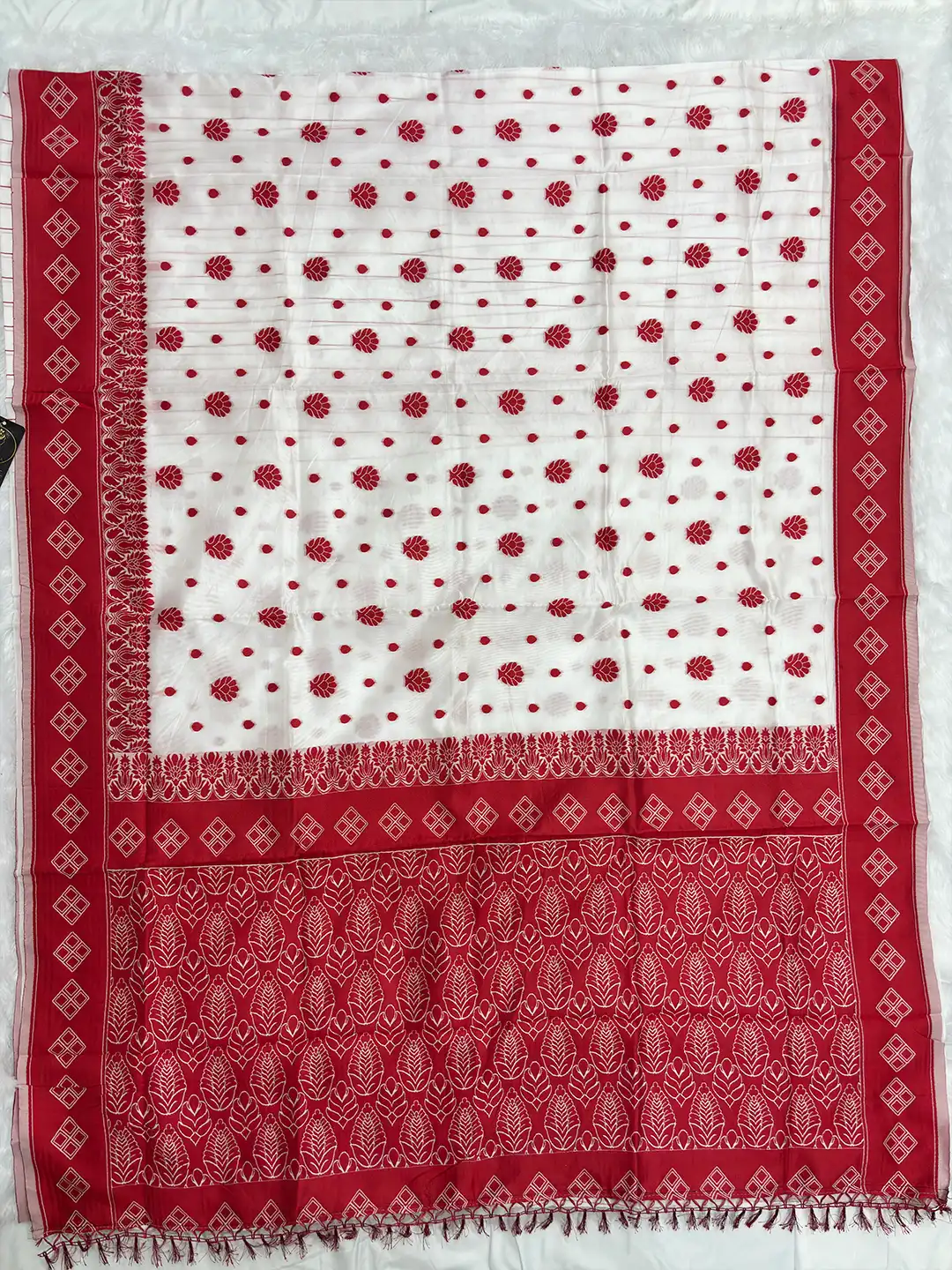 Elegant White Red Saree for Puja & Festive - Traditional Red Zari Border - Image 4